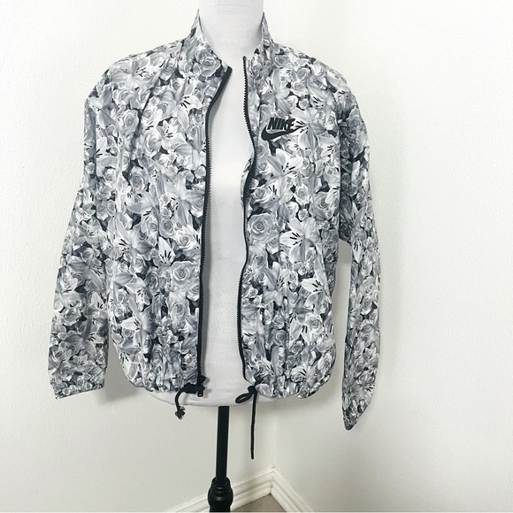 Nike Women’s Oversized Medium Floral Black and White Windbreaker Running Jacket - Picture 1 of 13